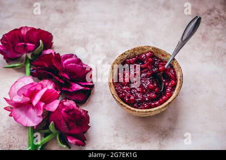 Preiselbeermarmelade in einer kleinen Keramikschale Stockfoto