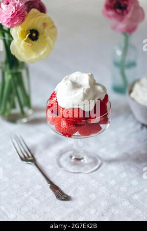 Erdbeeren mit Rahm in einem Dessertglas serviert Stockfoto