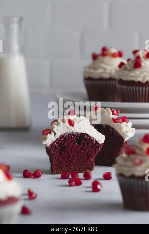 Rote Samt-Cupcakes auf einer weißen Arbeitsfläche Stockfoto