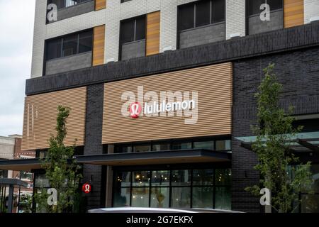 Kirkland, WA USA - ca. Juli 2021: Blick aus der Nähe auf das Äußere eines Sportbekleidungsladens von Lululemon im Einkaufsviertel Totem Lake. Stockfoto