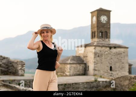 GJIROKASTER, ALBANIEN. Die Menschen genießen die friedliche Atmosphäre in den Vierteln der Altstadt, UNESCO-Weltkulturerbe und beliebtes Touristenziel. Stockfoto