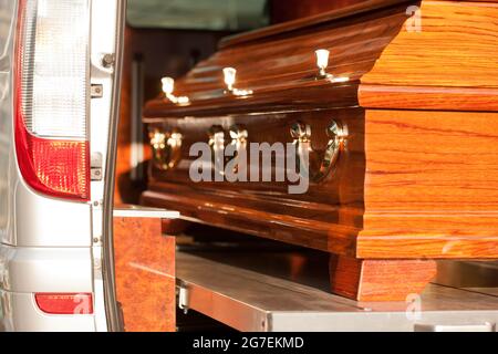 Dolor - Trauerfeier mit dem Sarg auf dem Friedhof in Leichenwagen Stockfoto