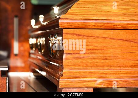 Dolor - Trauerfeier mit dem Sarg auf dem Friedhof in Leichenwagen Stockfoto