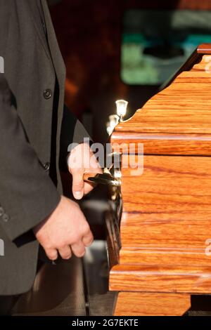 Dolor - Trauerfeier mit dem Sarg auf dem Friedhof, der Sarg von Sarg Träger durchgeführt Stockfoto