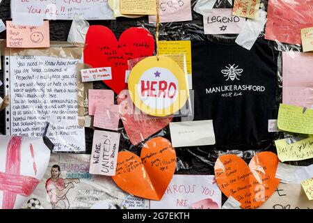 Manchester, Großbritannien. Juli 2021. Unterstützungsbotschaften bei einem Wandbild für den englischen Fußballspieler Marcus Rashford am 13. Juli 2021 in Manchester, England, nachdem er rassistischen Missbrauch erhalten hatte, nachdem er während des englischen EM 2020-Finales gegen Italien eine Strafe verpasst hatte. (Foto von Daniel Chesterton/phcimages.com) Quelle: PHC Images/Alamy Live News Stockfoto