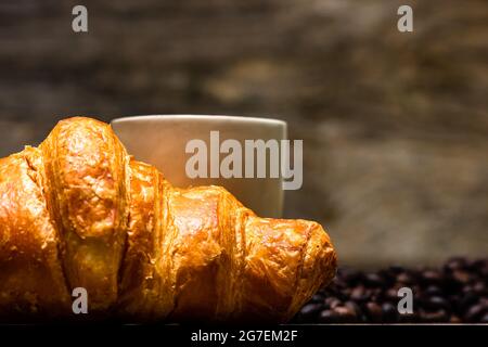 Köstliches Croissant mit einer Tasse Kaffee - französisches Frühstück Stockfoto