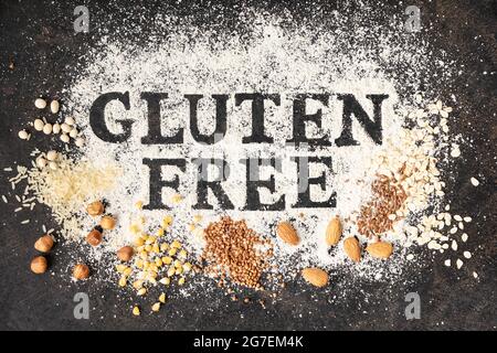 Glutenfrei in Mehl auf vintage Backblech und glutenfreie Körner und Nüsse geschrieben, glutenfreies Backkonzept Stockfoto