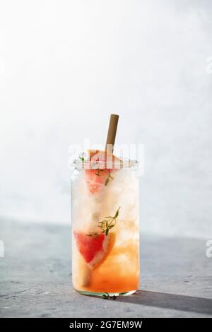 Trendiges Sommergetränk mit Grapefruit und Rosmarin aus nächster Nähe Stockfoto