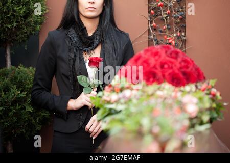 Religion, Tod und Dolor - trauernde Frau auf Beerdigung mit Sarg Stockfoto