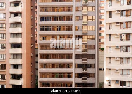 Nahaufnahme eines dicht besiedelten Wohnhauses in Hongkong. Stockfoto