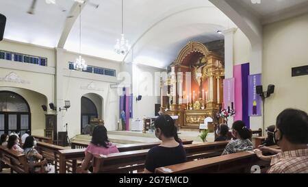 GEN TRIAS STADT, PHILIPPINEN - 29. Nov 2020: Sozial distanzierte, maskierte und abgeschirmte Gemeindemitglieder bei einer heiligen Messe während der Covid-19-Beschränkungen Stockfoto
