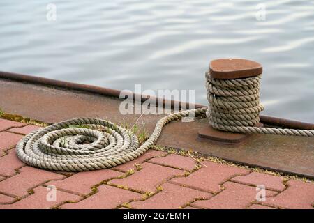 Poller und Anlegeseil von einem festfahrenden Schiff auf dem Mittellandkanal bei Magdeburg in Deutschland Stockfoto