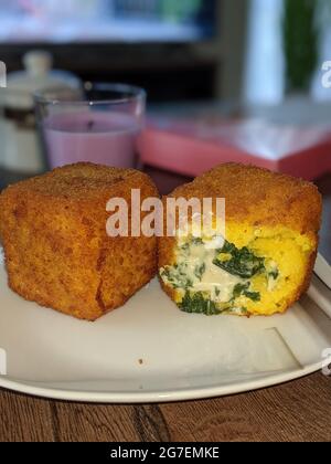 Traditionelle Street Food aus Sicilia, Taormina, Arancini Siciliani gefüllt mit Spinat.Frittierte Risotto-Reisbällchen gefüllt mit Spinat und Ricotta. Stockfoto