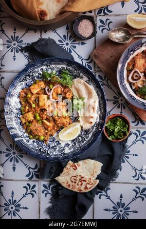 Ein vegetarisches indisches Gericht auf einem gefliesten Küchentisch - Matar Paneer Stockfoto