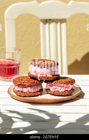Brownie Cookie Eis Sandwiches auf einem Teller Stockfoto