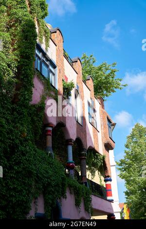 Fassade des Hundertwasserhauses, genannt 'grüne Zitadelle' im Zentrum von Magdeburg in Deutschland Stockfoto