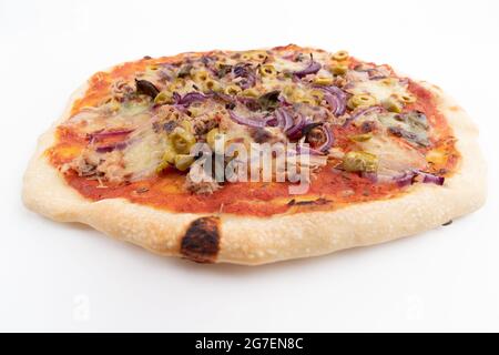 Weitwinkel-Studio-Aufnahme von frisch gebackenen Pizza al tonno isoliert auf weißem Hintergrund. Thunfisch, Oliven, Zwiebeln, Gemüse, Kruste, Tomatensauce Stockfoto