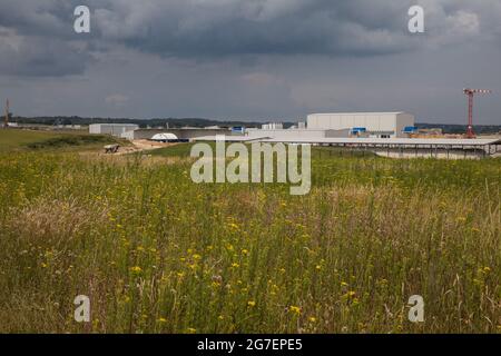 West Hyde, Großbritannien. Juli 2021. Der Standort des Südportals für den Tunnelabschnitt Chiltern der Hochgeschwindigkeitsstrecke HS2. HS2 Ltd hat den Start der zweiten 2,000-Tonnen-Tunnelbohrmaschine (TBM) bekannt gegeben, die Cecilia nach der Astronomin und Astrophysikerin Cecilia Payne-Gaposchkin benannt wurde, um einen zweiten 10-Meilen-Tunnel unter den Chilterns auszugraben. Kredit: Mark Kerrison/Alamy Live Nachrichten Stockfoto
