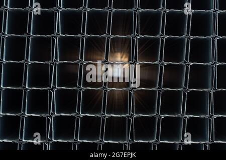 Hintergrund aus quadratischen Stahlrohren. Hintergrund aus Baumaterialien. Konstruktion. Stahlhintergrund. Quadratische Metallrohre auf Lager Stockfoto