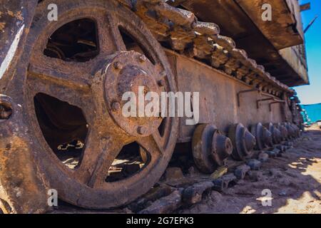 Alter Raupenkran auf einer Baustelle. Baggerspuren auf der Baustelle mit Schmutz bedeckt Stockfoto