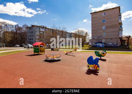 Neuer Spielplatz in der Altstadt. Verbesserung der Infrastruktur der Wohngebiete der Stadt. Stockfoto