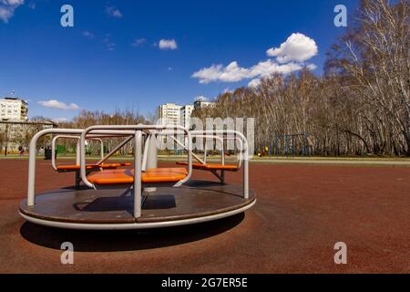 Ein neues Karussell auf einem neuen Kinderspielplatz in einem alten Wohngebiet der Stadt. Verbesserung der Infrastruktur von Wohngebieten der CI Stockfoto