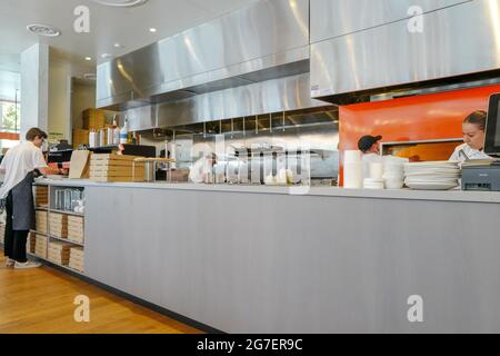 Offener Küchenbereich mit Köchen und Kellnern im Delarosa Pizza Restaurant in San Ramon, Kalifornien, 20. Juni 2021. () Stockfoto