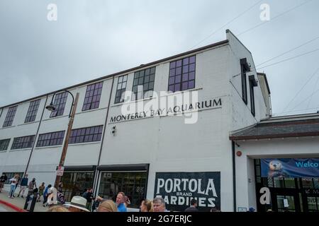 Fassade des Monterey Bay Aquarium, Monterey, Kalifornien, an der Cannery Row, Juli, 2021. () Stockfoto