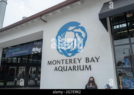 Fassade des Monterey Bay Aquarium, Monterey, Kalifornien, an der Cannery Row, Juli, 2021. () Stockfoto