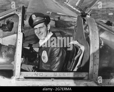 Ein Pilot der 94th Fighter Squadron, 1st Fighter Group, sitzt im Cockpit seiner Lockheed P-38 Lightning auf einem Luftwaffenstützpunkt irgendwo in Italien Stockfoto