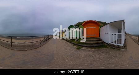 360 Grad Panorama Ansicht von Cromer, Norfolk, Großbritannien – Juli 2021. Vollständiges, kugelförmiges, nahtloses Panorama mit 360-Grad-Blick auf traditionelle Strandhütten.