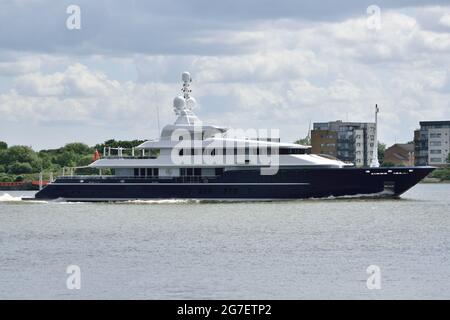 Super Yacht TRIPLE SEVEN auf der Themse, um ein paar Tage in London zu verbringen Stockfoto