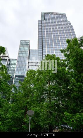 Der Citi Tower ist ein Wolkenkratzer im Bereich Canary Wharf der Londoner Docklands. Seine Adresse ist 25 Canada Square, Canary Wharf, London. Blick vom Jubilee Park Stockfoto