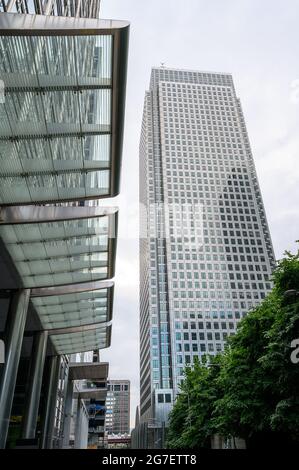 One Canada Square ist ein Wolkenkratzer im Bereich Canary Wharf der Londoner Docklands. Es ist das höchste Gebäude in Canary Wharf. Blick von der Südkolonnade. Stockfoto