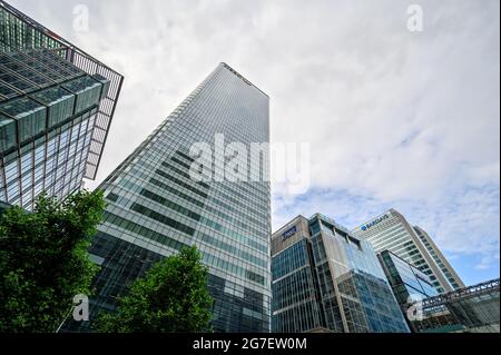 Der HSBC Tower ist ein Wolkenkratzer im Bereich Canary Wharf der Londoner Docklands. Seine Adresse ist 8 Canada Square, Canary Wharf, London. Blick vom Canada Square Stockfoto