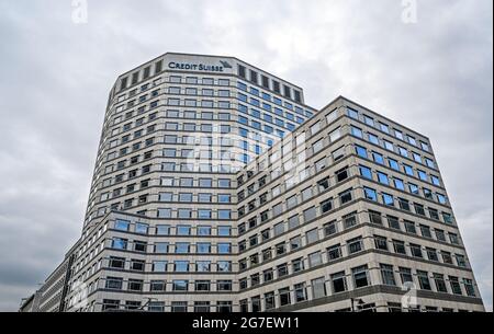 Das Gebäude der Credit Suisse im Bereich Canary Wharf der Londoner Docklands. Seine Adresse ist 1 Cabot Square, Canary Wharf, London. Blick vom Cabot Square. Stockfoto