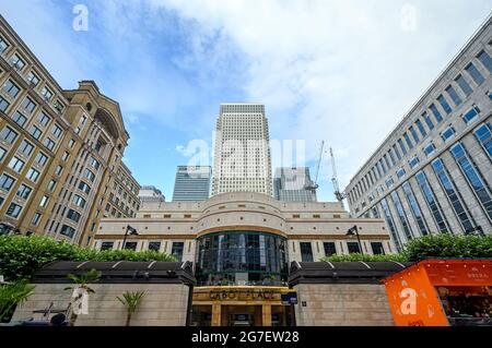 Cabot Square im Bereich Canary Wharf der Londoner Docklands. Cabot Place Einkaufszentrum mit einem Canada Square, HSBC Tower und Citi Tower dahinter. Stockfoto