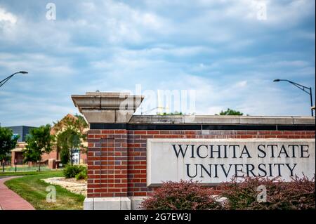 Wichita, Kansas, USA: 6-2021: Haupteingangsschild zum zentralen Campus der Wichita State University Stockfoto