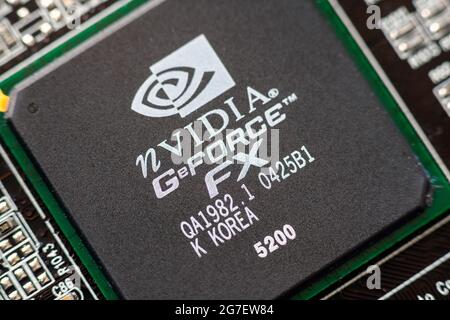 Timisoara, Rumänien - 30. März 2020: Nahaufnahme eines NVIDIA GeForce FX 5200 Grafikprozessors. Elektronische Komponenten Stockfoto