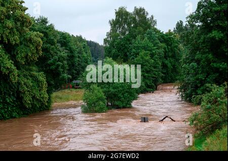 Naila, Deutschland. Juli 2021. Der Fluss Selbitz überflutete in der Nähe des örtlichen Wasserkraftwerks. Der Selbitz überflutete in Naila aufgrund starker Regenfälle. Quelle: Daniel Vogl/dpa/Alamy Live News Stockfoto