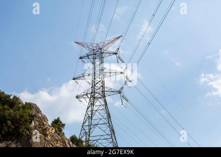 Elektrische Pole, die Hochspannungsstrom transportieren Stockfoto