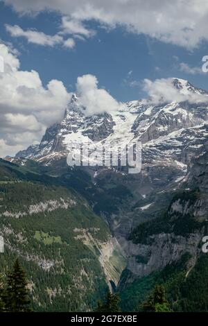 Panorama-Luftaufnahme des Lauterbrunnentals vom kleinen Dorf Mürren - Jungfrau Region im Sommer - Schweizer Alpen, Schweiz Stockfoto