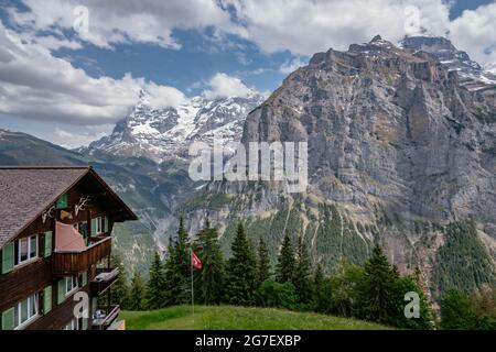 Panorama-Luftaufnahme des Lauterbrunnentals vom kleinen Dorf Mürren - Jungfrau Region im Sommer - Schweizer Alpen, Schweiz Stockfoto