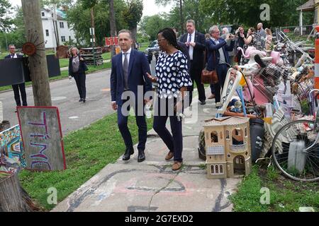 Detroit, USA. November 2021. Heiko Maas (SPD), Außenminister Deutschlands, beim Rundgang durch das Heidelberg-Projekt in der Stadt. Dies ist ein Outdoor-Kunstprojekt im Viertel McDougall Hunt, das der Künstler Tiree Guyton 1986 geschaffen hat. Quelle: Michael Fischer/dpa/Alamy Live News Stockfoto