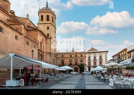 Lorca, Murcia, Spanien.05-12-2021. Die Plaza de España ist der symbolträchtigste monumentale Raum der Stadt. Denkmäler wie die Stiftskirche von S. Stockfoto