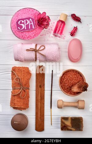 Flaches Set mit Wellness-Accessoires auf weißem Schreibtisch. Stockfoto