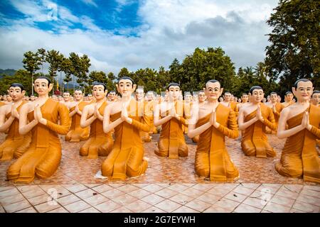 Wat Chak Yai Tempel, goldener buddha und Hunderte von Mönchen, in Chanthaburi, Thailand Stockfoto