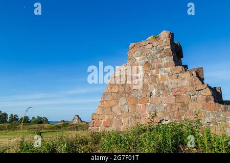 Ruinen der Festung Bomarsund auf den finnischen Åland-Inseln an einem sonnigen Morgen im Sommer. Stockfoto