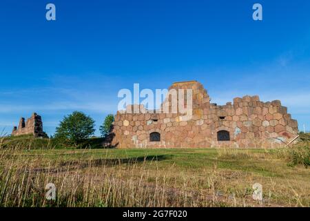 Ruinen der Festung Bomarsund auf den finnischen Åland-Inseln an einem sonnigen Morgen im Sommer. Stockfoto