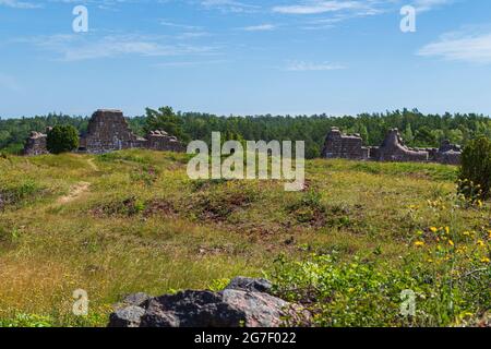 Wiese vor den Ruinen der Festung Bomarsund auf den finnischen Åland-Inseln an einem sonnigen Sommertag. Stockfoto